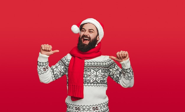 Retrato de un hombre feliz con gorro de Papá Noel