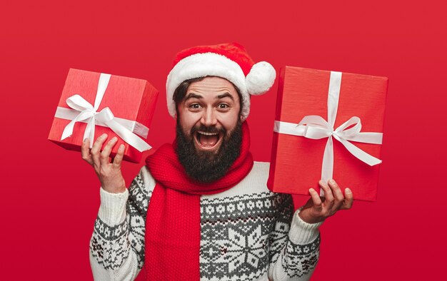 Retrato de un hombre feliz con gorro de Papá Noel