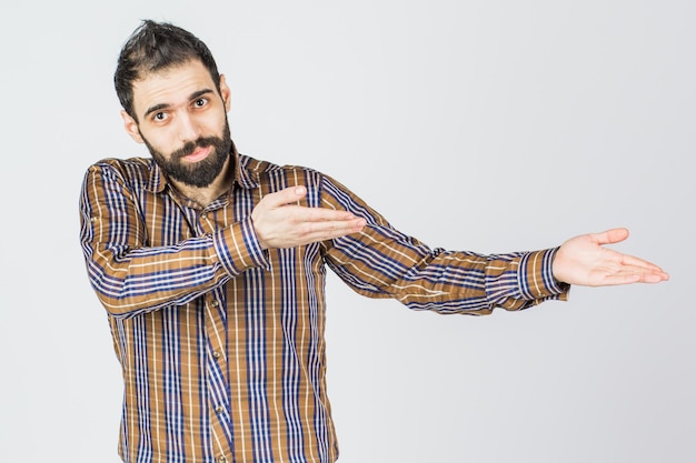 Retrato de hombre feliz joven hombre de negocios confiado que muestra una presentación Ideal para formularios de registro de pancartas presentaciones presentación del concepto de aterrizaje