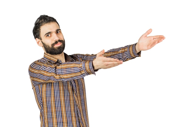 Retrato de hombre feliz joven hombre de negocios confiado que muestra una presentación Ideal para formularios de registro de pancartas presentaciones presentación del concepto de aterrizaje