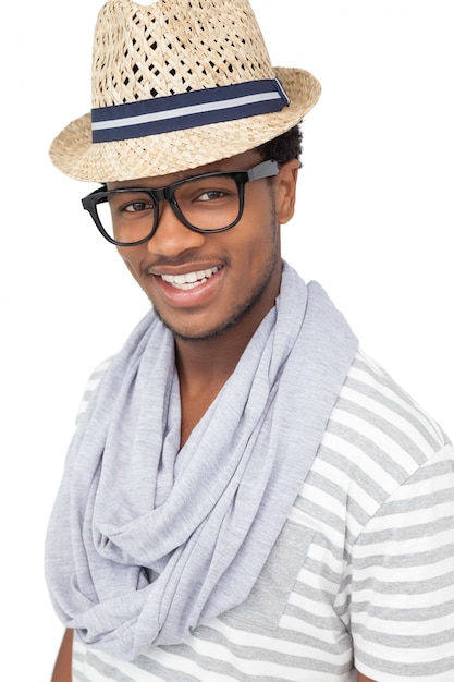 Retrato de un hombre feliz joven con sombrero