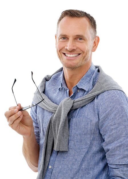 Retrato de un hombre feliz y maduro en el estudio para el estilo de la moda y la satisfacción sobre un fondo blanco Cara masculina de moda y de moda relajarse real y normal mientras sonríe alegre y aislado