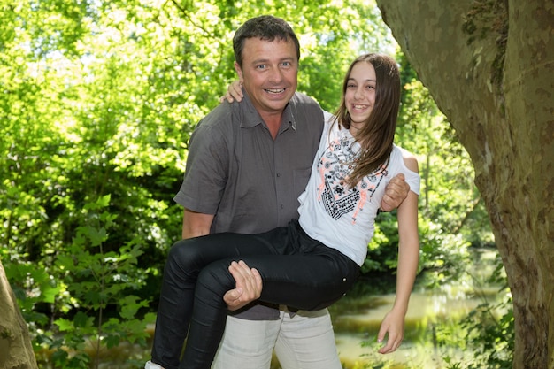 Retrato de un hombre feliz sonriendo con mujer joven