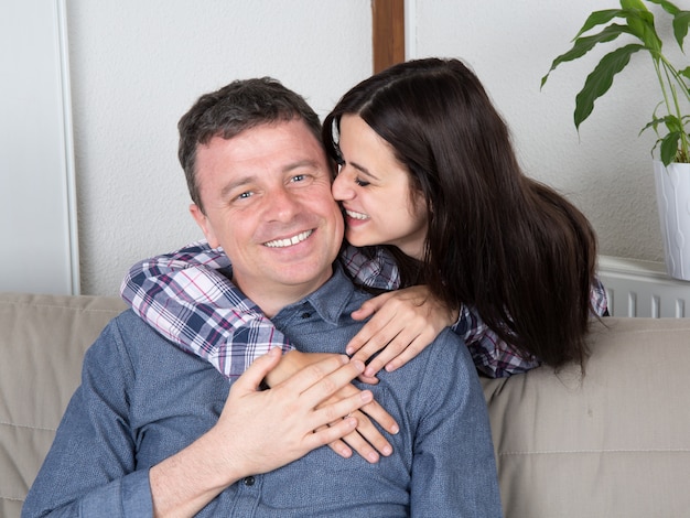 Retrato de un hombre feliz sonriendo con mujer joven