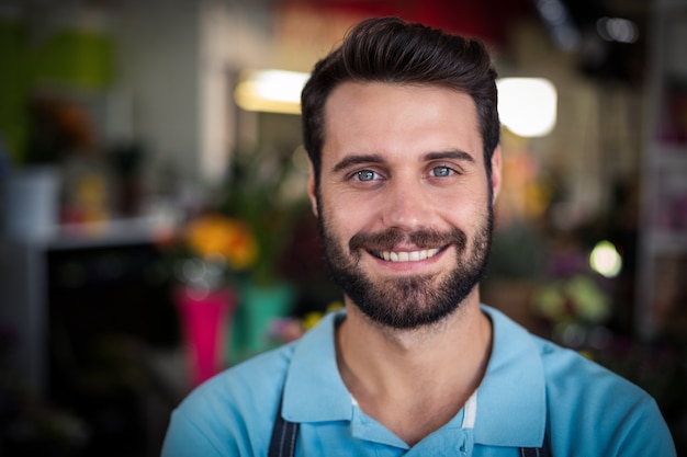 Retrato de hombre florista sonriendo