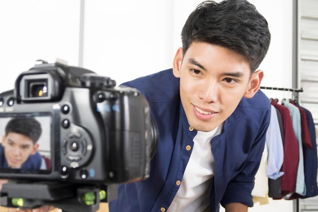 Retrato de un hombre fotografiando