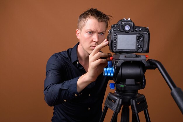 Foto retrato de un hombre fotografiando