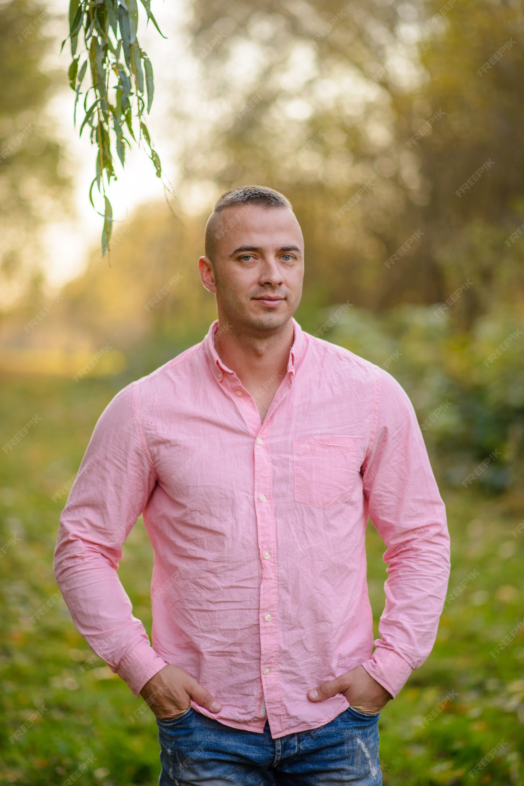 Retrato de hombre fuerte en jeans y una camisa rosa. de cerca. | Foto Premium