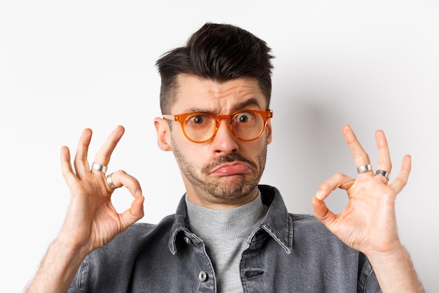 Retrato de un hombre con gafas contra un fondo blanco