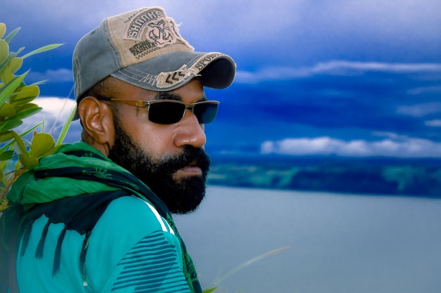 Foto retrato de un hombre con gafas de sol contra el cielo