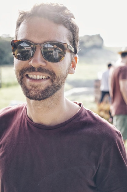 Retrato de un hombre con gafas de sol mientras está de pie al aire libre