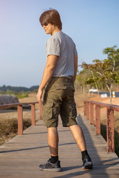 Retrato de hombre con gafas de sol en la naturaleza