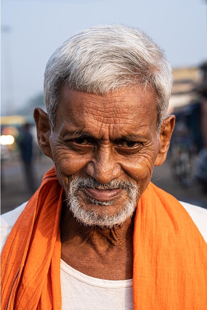 Retrato de un hombre con gafas de sol