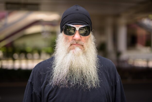 Foto retrato de un hombre con gafas de sol