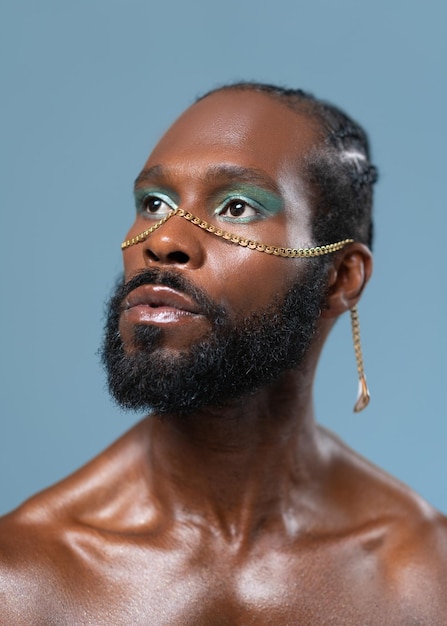 Retrato de un hombre gay barbudo afroamericano seguro de sí mismo