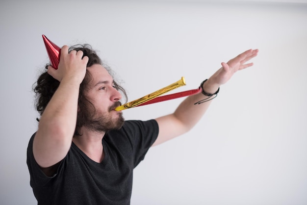 retrato, de, un, hombre, en, gorro de fiesta, soplar, en, silbato, aislado, en, un, fondo blanco