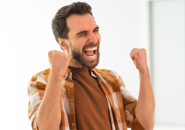 El retrato del hombre gritando emocionalmente