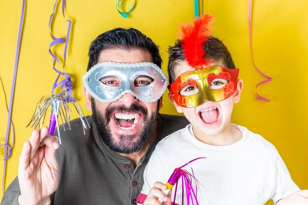 Retrato de un hombre gritando mientras lleva una máscara durante una fiesta