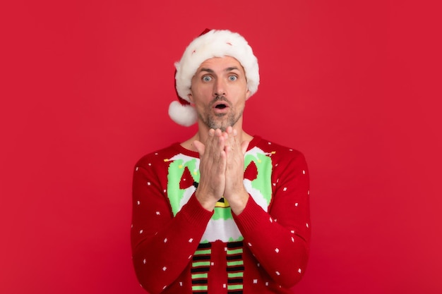 Foto retrato de hombre gritar wow omg espacio de copia escuchar noticias increíbles de la fiesta temática de navidad usar jersey divertidas emociones cómicas locas del hombre con sombrero de santa