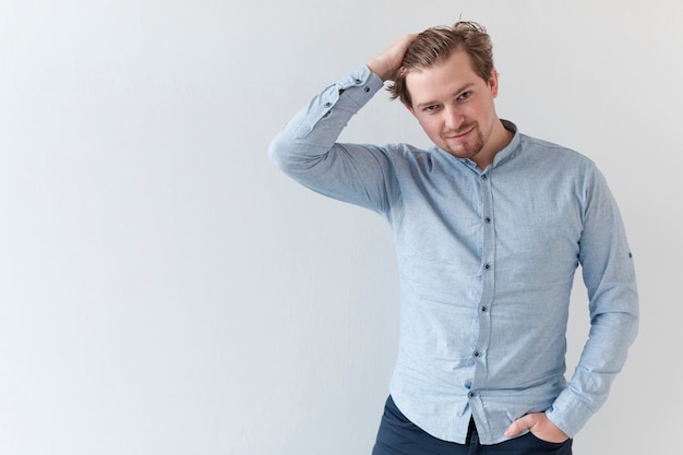 Foto retrato de hombre guapo arreglando su cabello