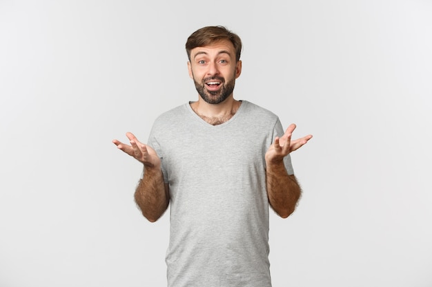 Retrato de hombre guapo con barba moden en camiseta gris