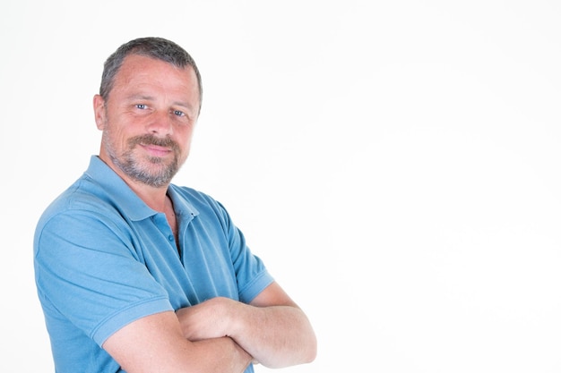 Retrato de hombre guapo con los brazos cruzados a un lado copia espacio en fondo blanco.