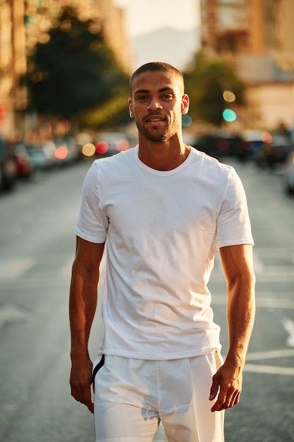 Retrato de un hombre guapo en la ciudad