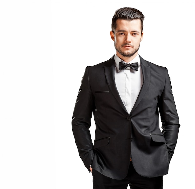 Foto retrato de hombre guapo confiado en traje negro con corbatín