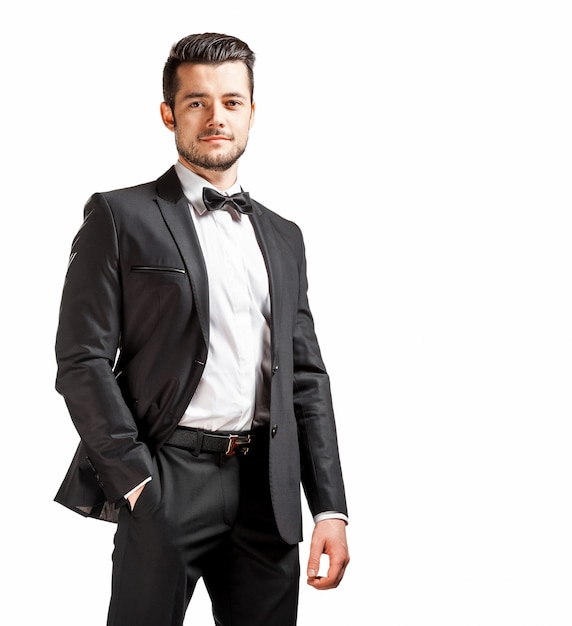 Foto retrato de hombre guapo confiado en traje negro con corbatín