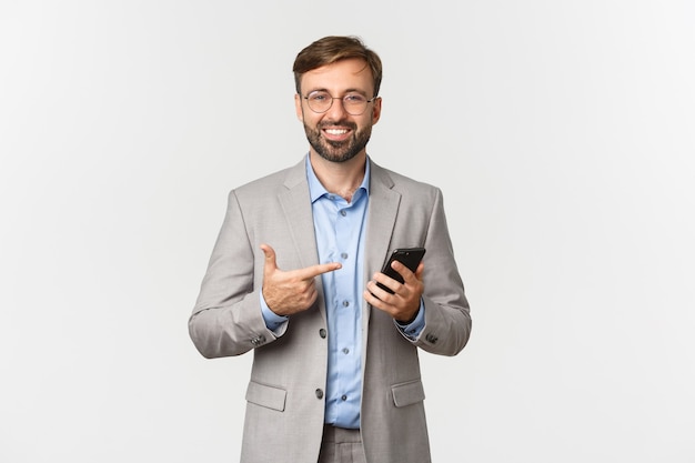 Retrato de hombre guapo empresario con barba, con gafas