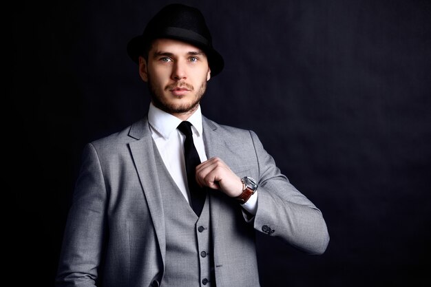 Retrato de un hombre guapo con estilo en traje elegante