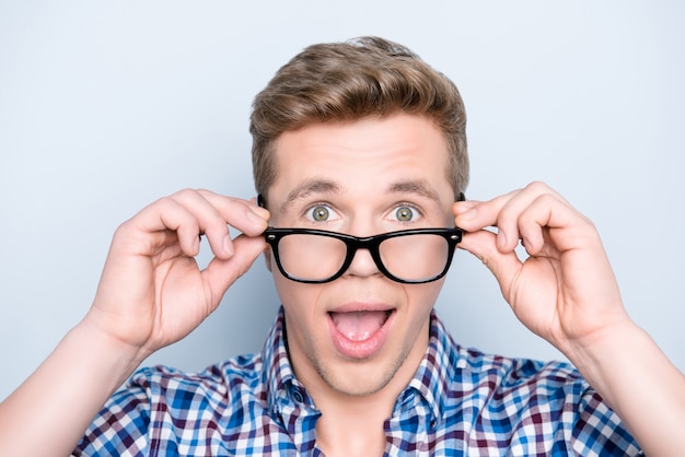 Retrato de hombre guapo con gafas