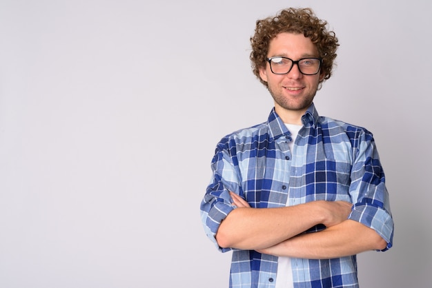 Retrato de hombre guapo hipster con pelo rizado en blanco