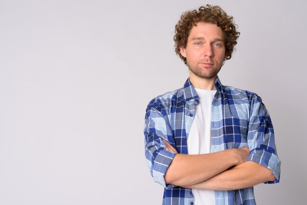 Retrato de hombre guapo hipster con pelo rizado en blanco