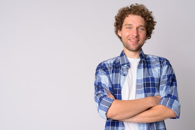 Retrato de hombre guapo hipster con pelo rizado en blanco