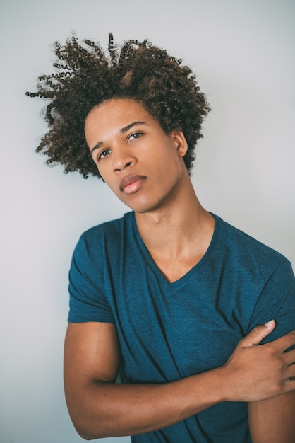 Retrato de un hombre guapo joven adolescente negro