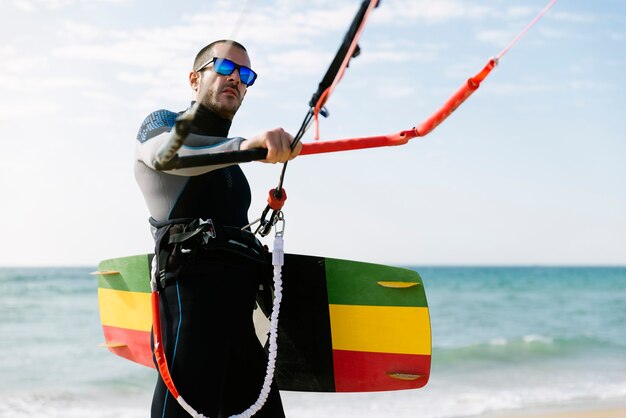 Retrato de hombre guapo kitesurfer.