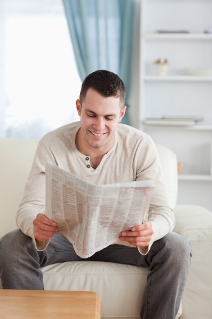 Foto retrato de un hombre guapo leyendo un periódico