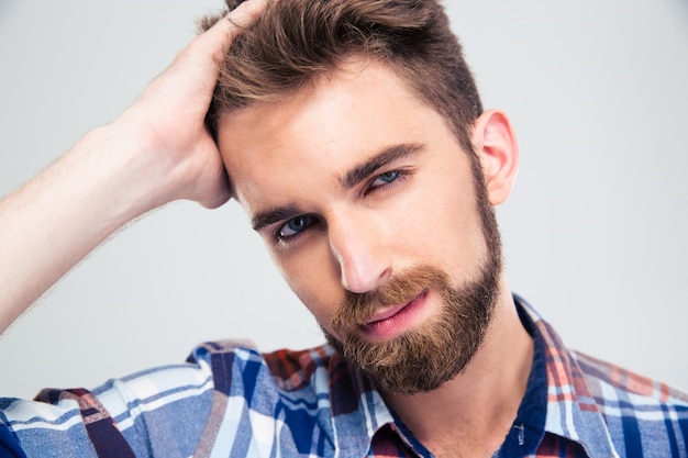 Foto retrato de un hombre guapo mirando a la cámara