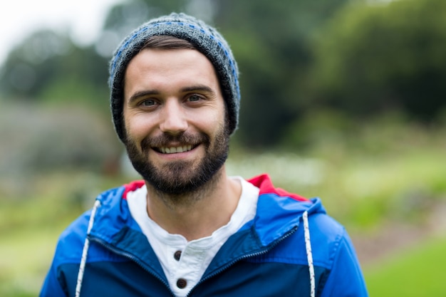 Retrato de hombre guapo en la naturaleza