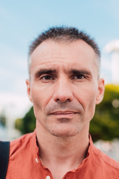 Retrato de un hombre guapo en la naturaleza