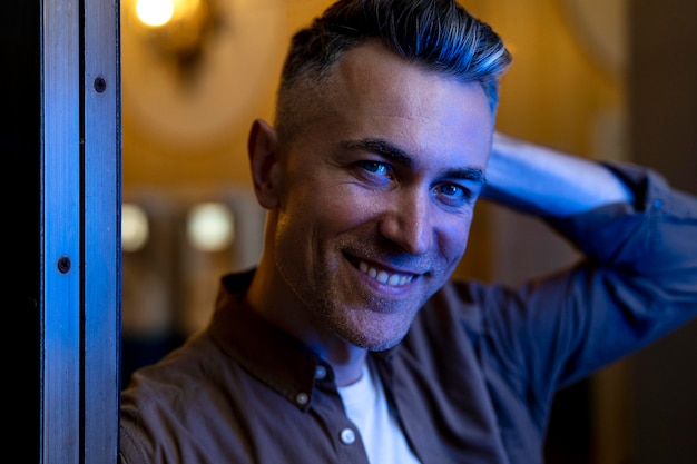 Foto retrato de hombre guapo por la noche en las luces de la ciudad