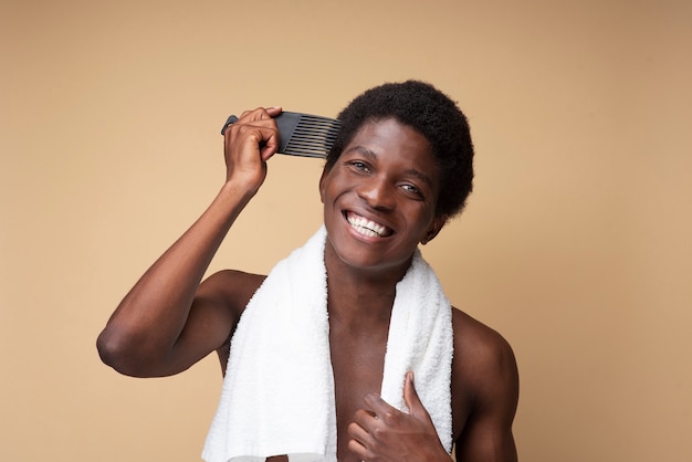 Foto retrato de un hombre guapo peinándose