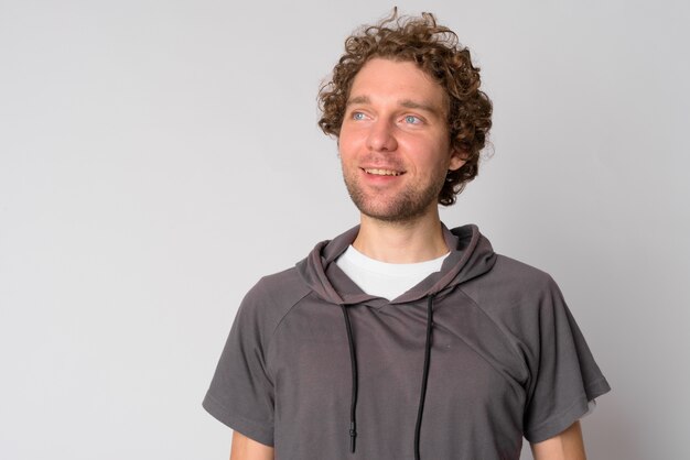 Retrato de hombre guapo con pelo rizado en blanco