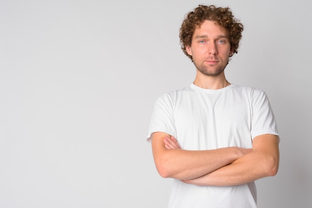 Retrato de hombre guapo con pelo rizado en blanco