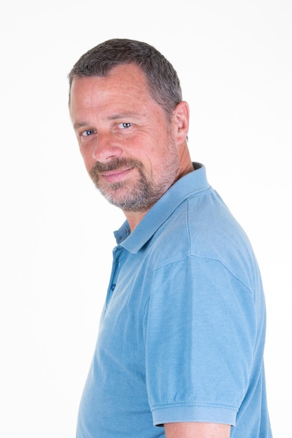 Retrato de hombre guapo con perfil de vista lateral de camisa azul en fondo blanco