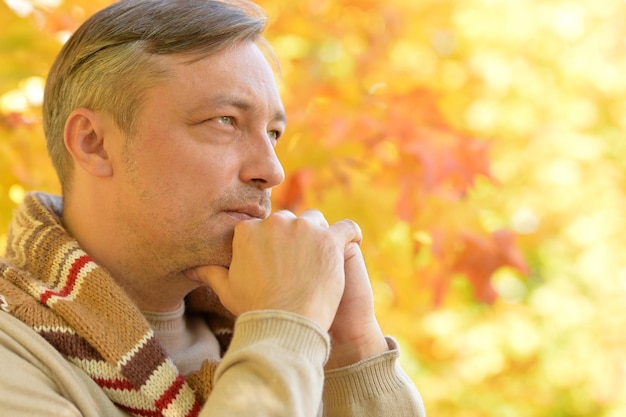 Retrato de un hombre guapo posando en otoño