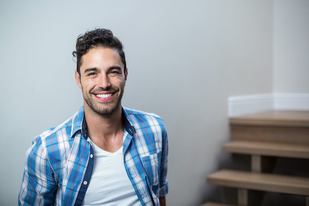 Foto retrato de hombre guapo sonriente