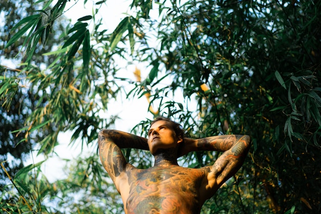 Retrato de un hombre guapo en tatuajes