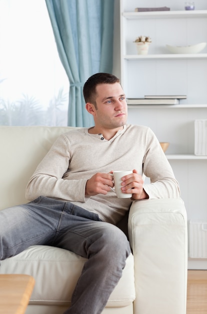 Retrato de un hombre guapo tomando un café